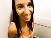 在酒店的电梯里很热，她在过道里吮吸——淘气的达妮卡！