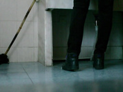 名牌大学双视角(拍脸赏逼)32看手机便便蹲着猫久脚不麻的吗