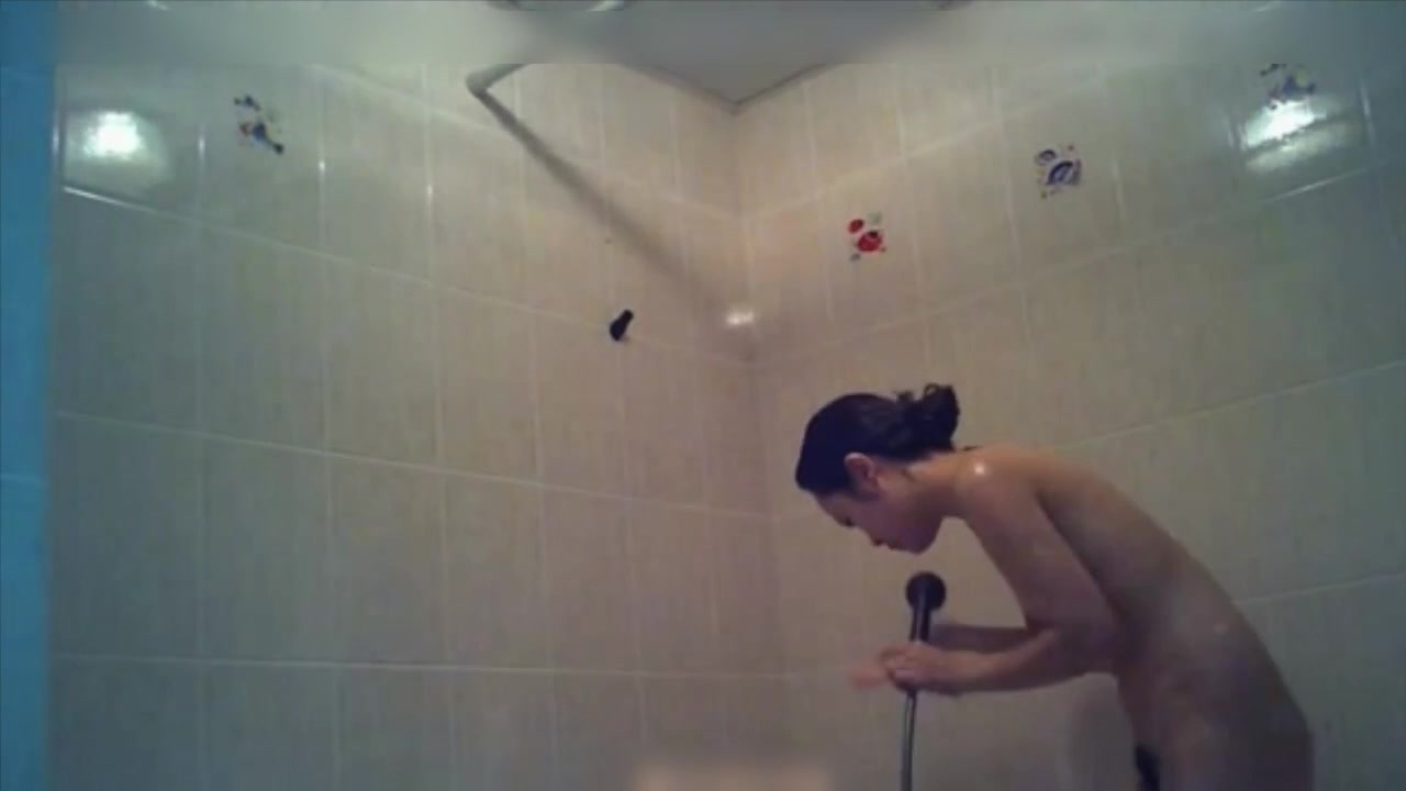 浴室偷放摄像头偷拍老婆的表妹洗澡身材还不错逼毛很性感值得撸一发.