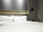 短裙美女超近视角深喉插嘴掰穴揉搓正入爆插 (2)