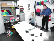 保安把漂亮小姐姐脱光光舔吸大鸡巴插入