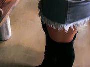 现实世界-黑发少女金伯·伍兹被一群公鸡群打