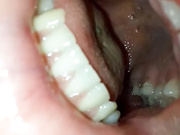 【真实MJ】忽悠大一小学妹出来旅游趁机迷晕，带到房间换丝袜，掰穴玩胸肆意把玩青春的胴体真开心