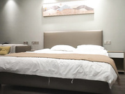 日久深情小伙酒店操外围齐逼短裤美腿吸吮舔屌