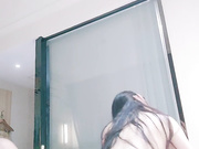 美艳动人的小骚货全裸浴室洗澡无套大力抽插